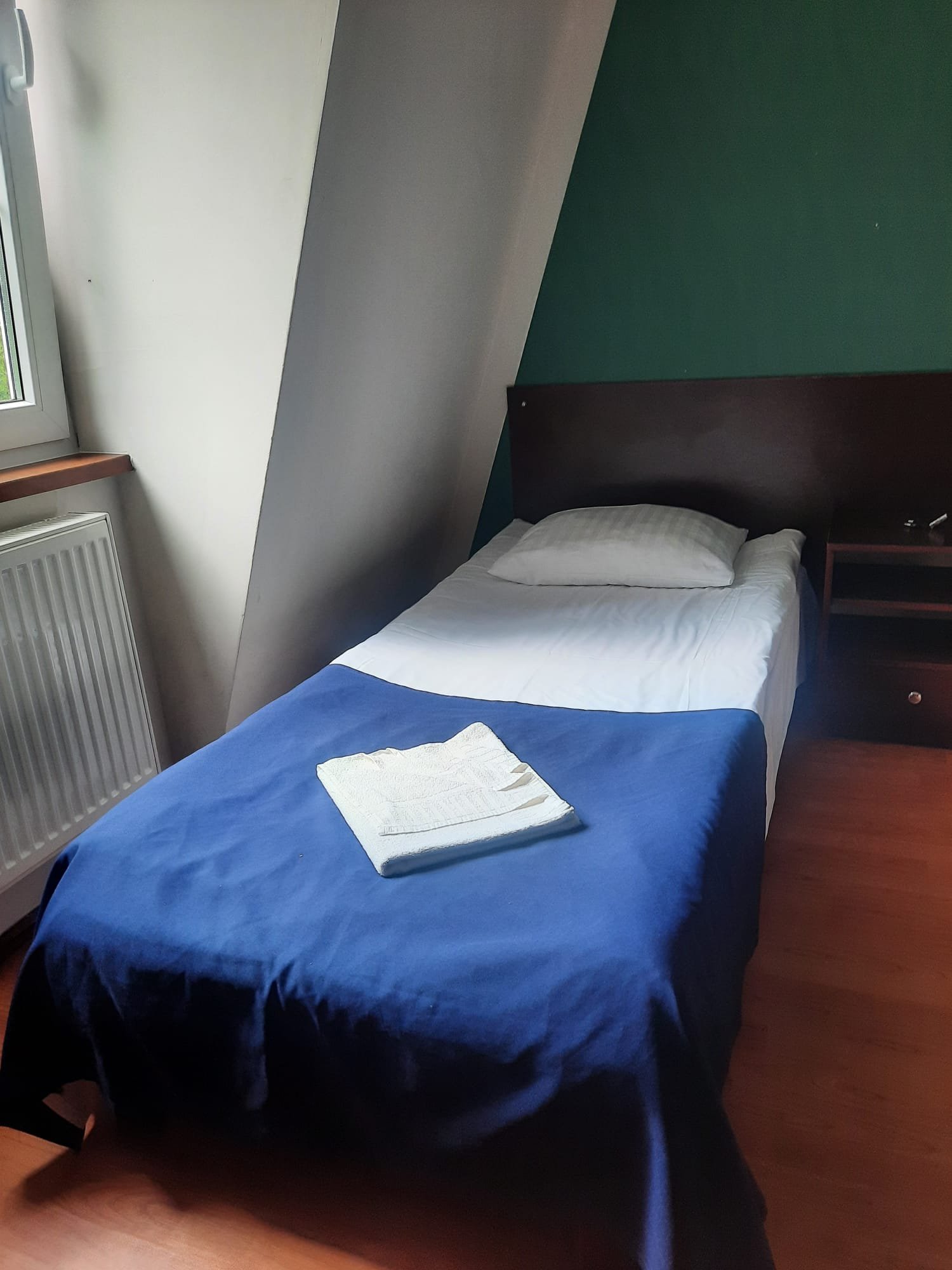 Wygodne pojedyncze łóżko